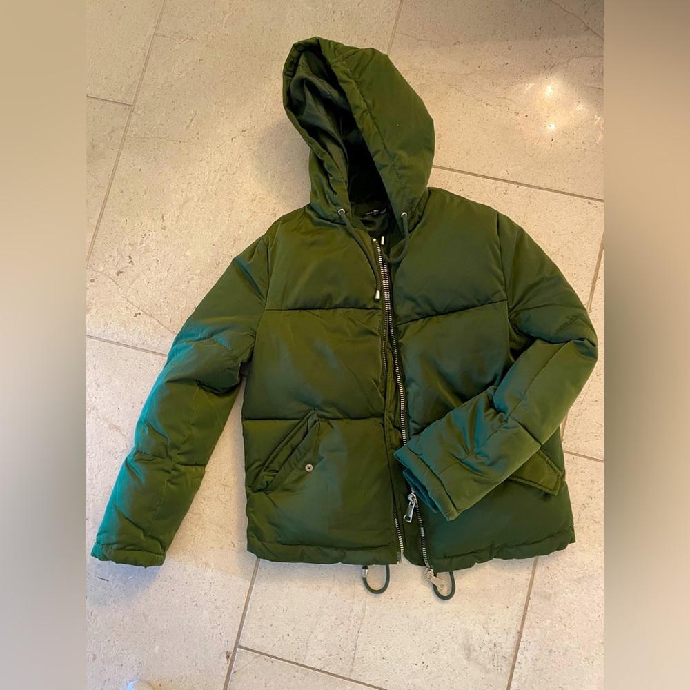 Adorable Puffer Jacket with hood and gold details